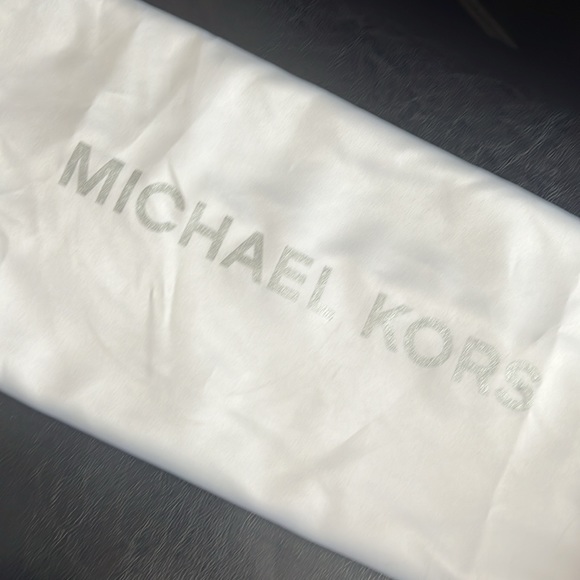 Michael Kors Classic Handbag in Red/Maroon (Like new) - Picture 7 of 9